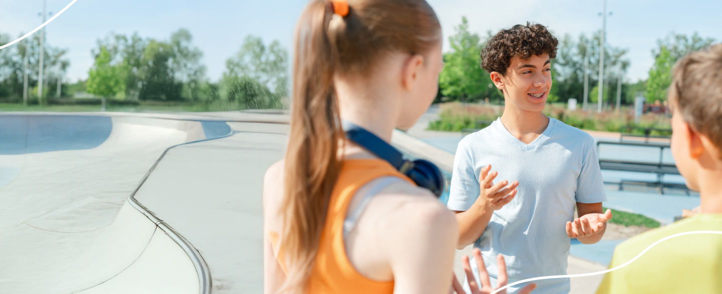Groupe d’adolescents en train de discuter dans un skatepark