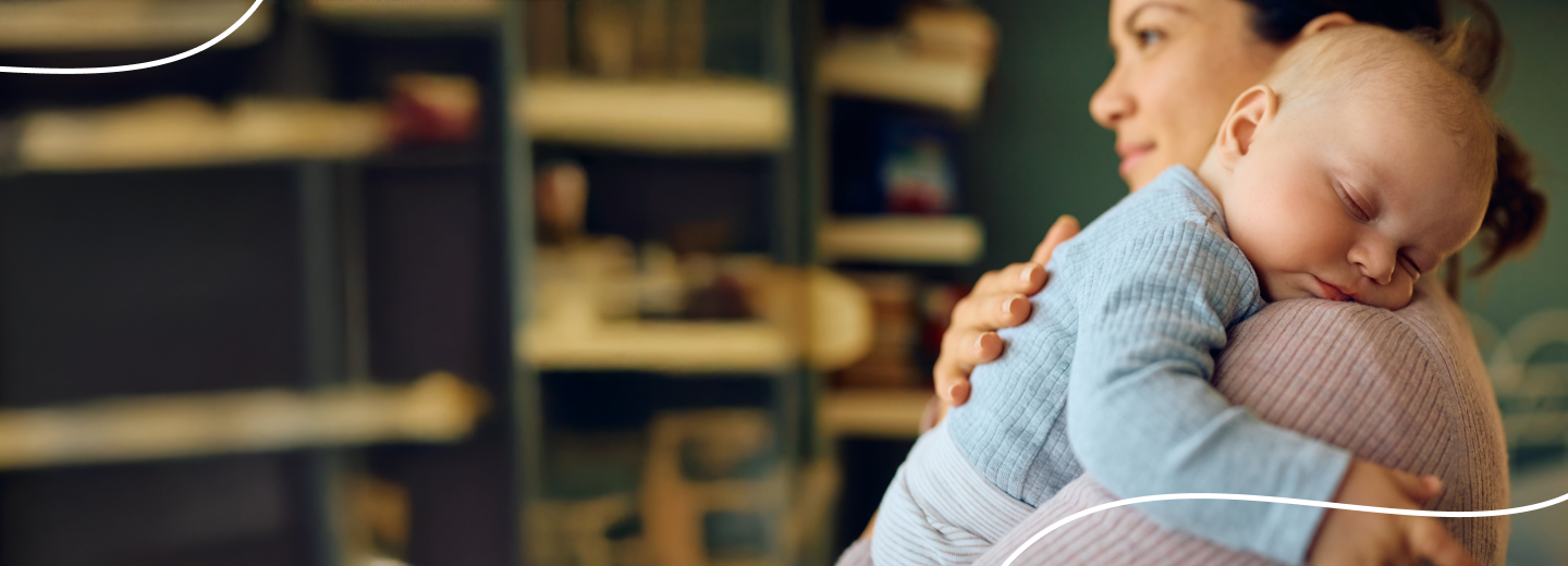 Mère avec un bébé endormi sur son épaule