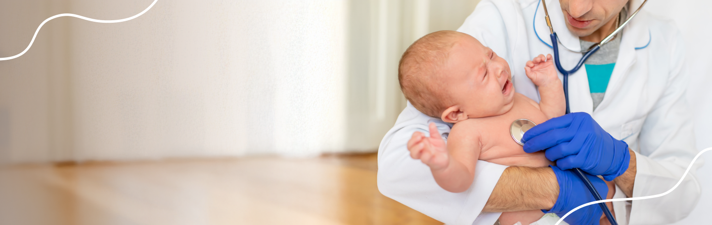Bébé en pleurs dans les bras du médecin