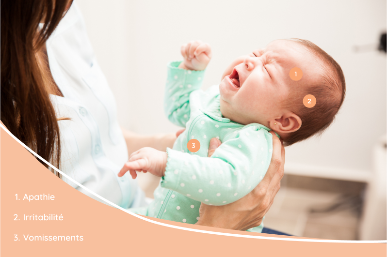 Bébé en pleurs avec des symptômes de méningite à méningocoques indiqués sur le corps Bébé en pleurs avec des symptômes de méningite à méningocoques indiqués sur le corps