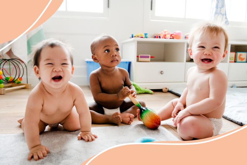 Bébés jouant à la crèche et partageant des jouets