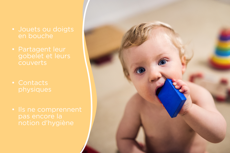 Bébé avec un jouet dans la bouche Bébé avec un jouet dans la bouche