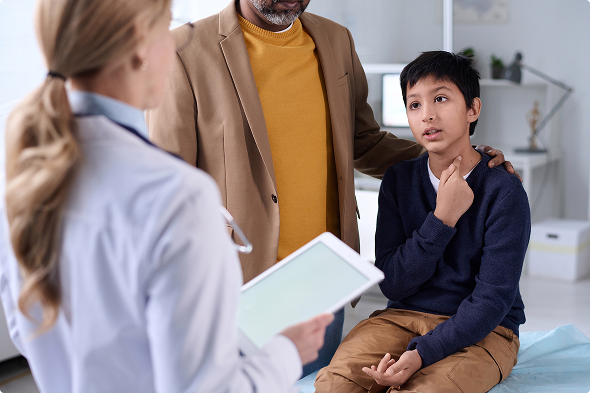 Adolescent souffrant de douleurs à la nuque chez le médecin Adolescent souffrant de douleurs à la nuque chez le médecin