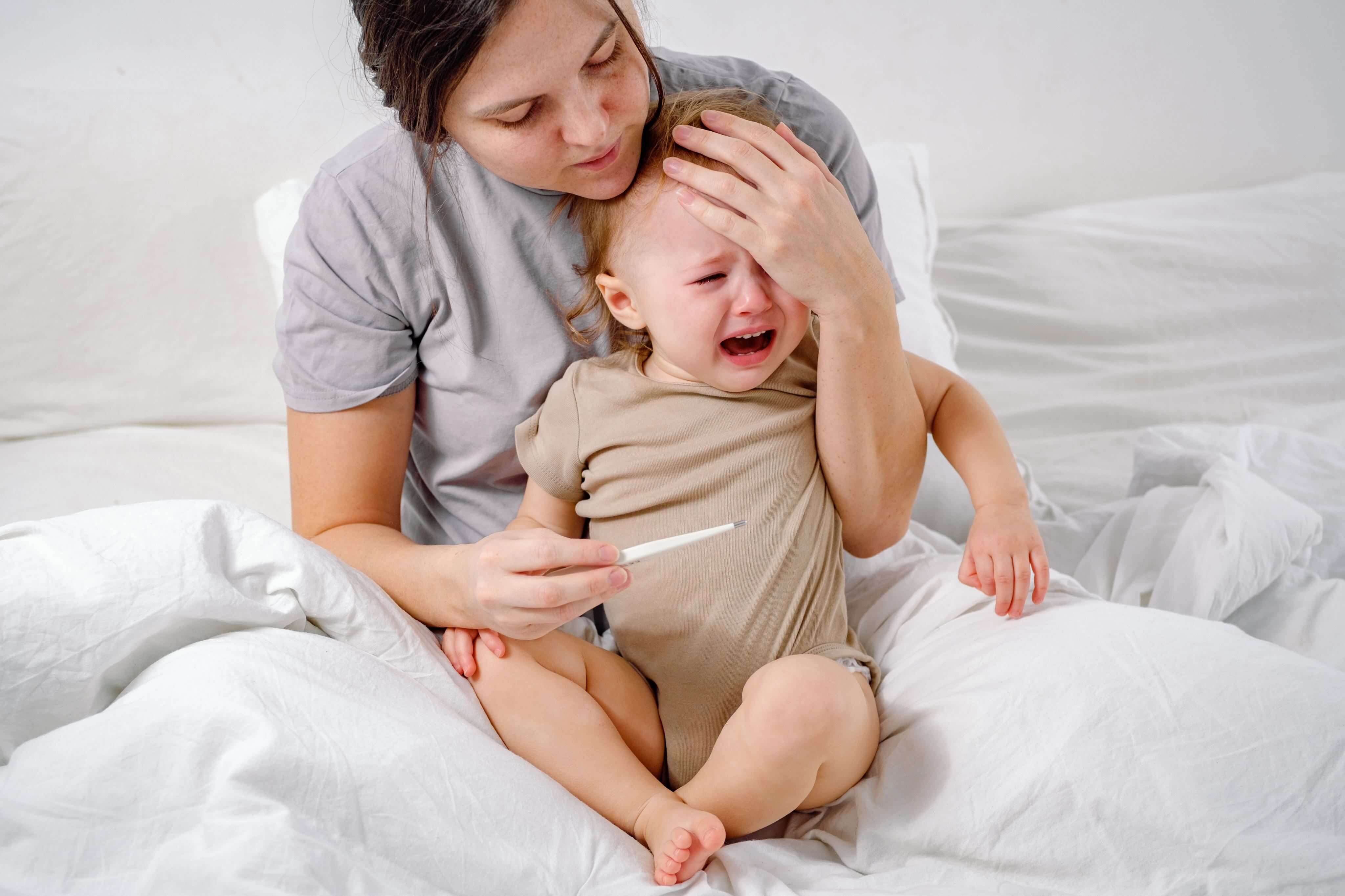 maman avec enfant avec fièvre