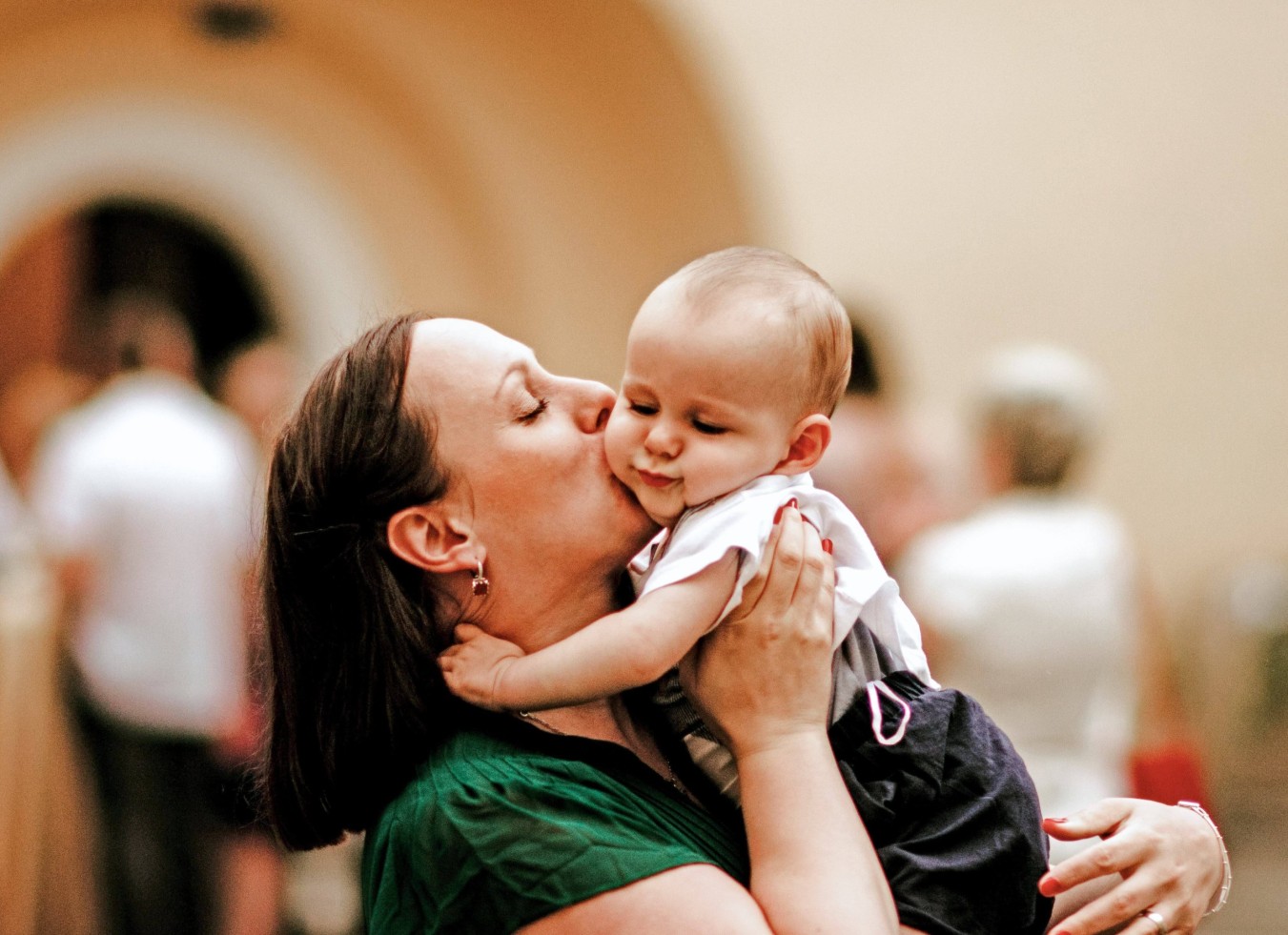 maman embrasse bébé